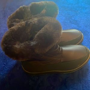 Snow boots black size 9